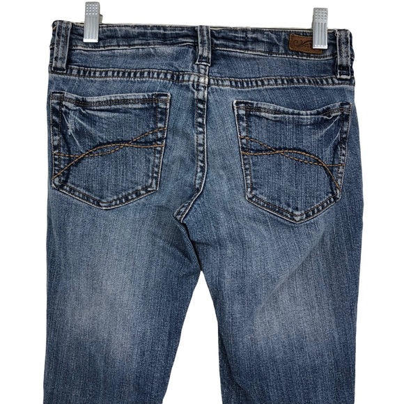 Refuge Jeans Distressed Destroyed Torn Up Rugged SZ 3R; Cotton Spandex Lightwash - Picture 4 of 10